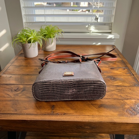 NWOT Dooney & Burke Lizard Embossed Letter Carrier Crossbody Chestnut - Picture 9 of 15